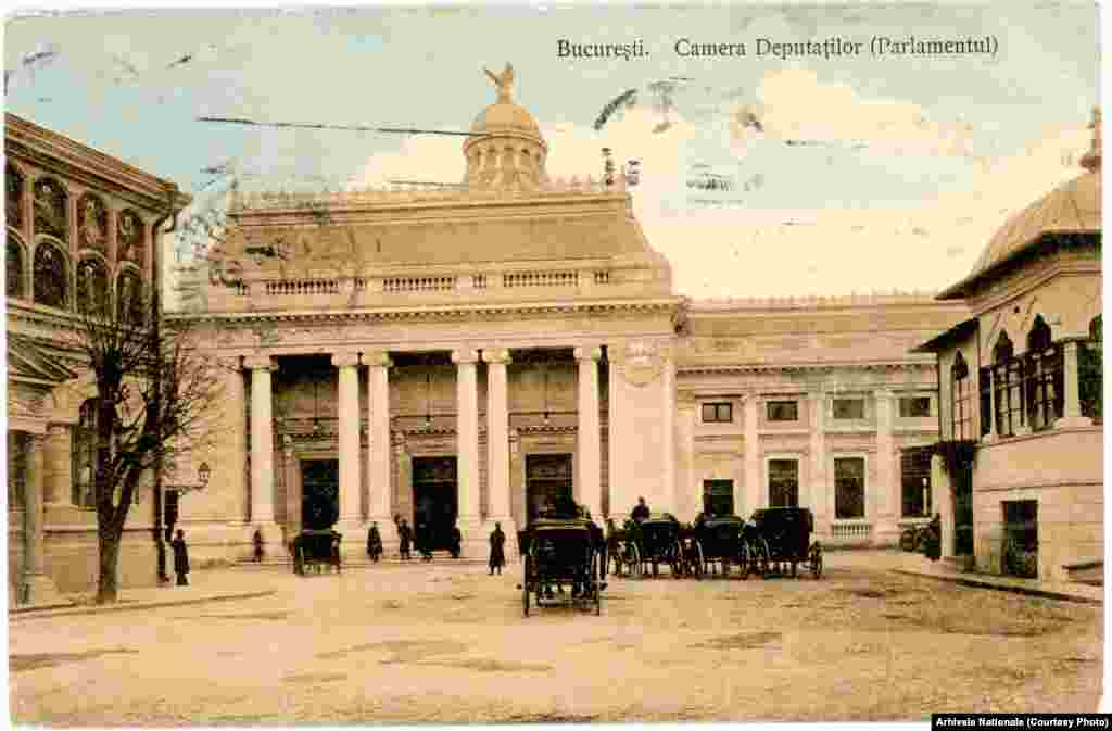 Palatul Adunării Deputaților, așa cum a fost el construit în 1907, după modelul Reichtagului german. Și-a reluat vechea destinație după Revoluție, înainte ca Parlamentul României să se mute cu totul în Casa Poporului. Carte Poștală. Arhivele Națioanale.&nbsp;