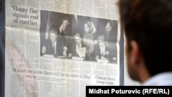 Sa izložbe priređene povodom dvije decenije od Dejtonskog sporazuma u Univerzitetskoj biblioteci u Sarajevu, 9. novembra 2015. godine. 