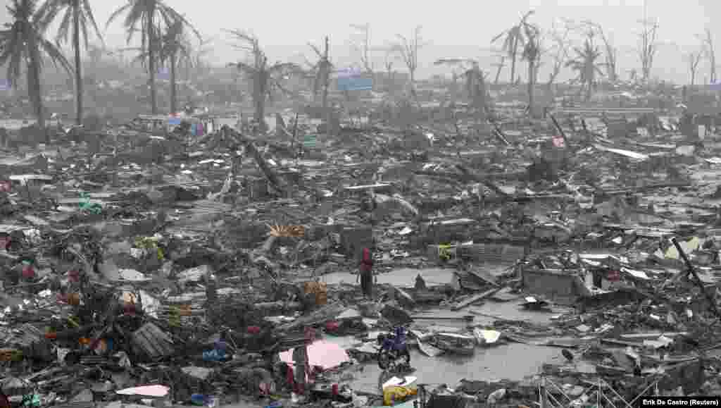 Filipini - Tajfun Haiyan opustošio je Tacloban, oko 10.000 izgubilo je život, a 660.000 ostalo je bez krova nad glavom, 10. novembar 2013. Foto: REUTERS / Erik De Castro 