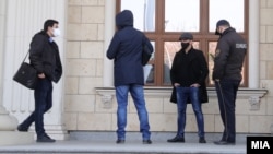 Илустрација - Граѓани со заштитни маски за лице во Скопје