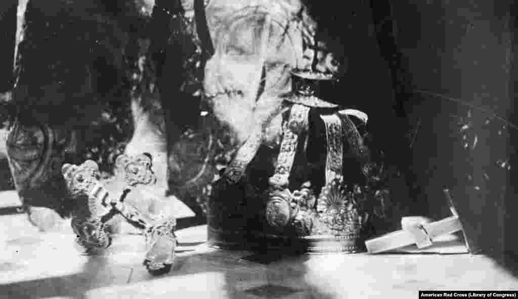 1919 წელს ბოლშევიკების მიერ დარბეული&nbsp; ერთ-ერთი ეკლესიის საგანძური. ეს დაზიანებული ნივთები, როგორც ამბობენ, ჩააბარეს &bdquo;წითელი ჯვრის&ldquo; თანამშრომელს, რათა მას ეჩვენებინა მსოფლიოსათვის &bdquo;ბოლშევიკების უგუნური სიძულვილი საგნებისადმი, რომლებიც სხვებს წმინდად მიაჩნდათ&ldquo;.&nbsp; 