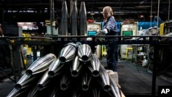 155-милиметрови артилерийски снаряди M795 по време на производствения процес в Scranton Army Ammunition Plant в Скрантън, Пенсилвания