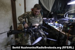 Un soldat din unitatea militară a lui Ilia testează o dronă FPV.