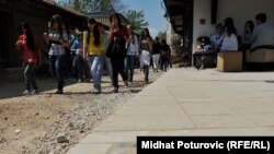 Nove i stare ploče u ulici Sarači, april 2011