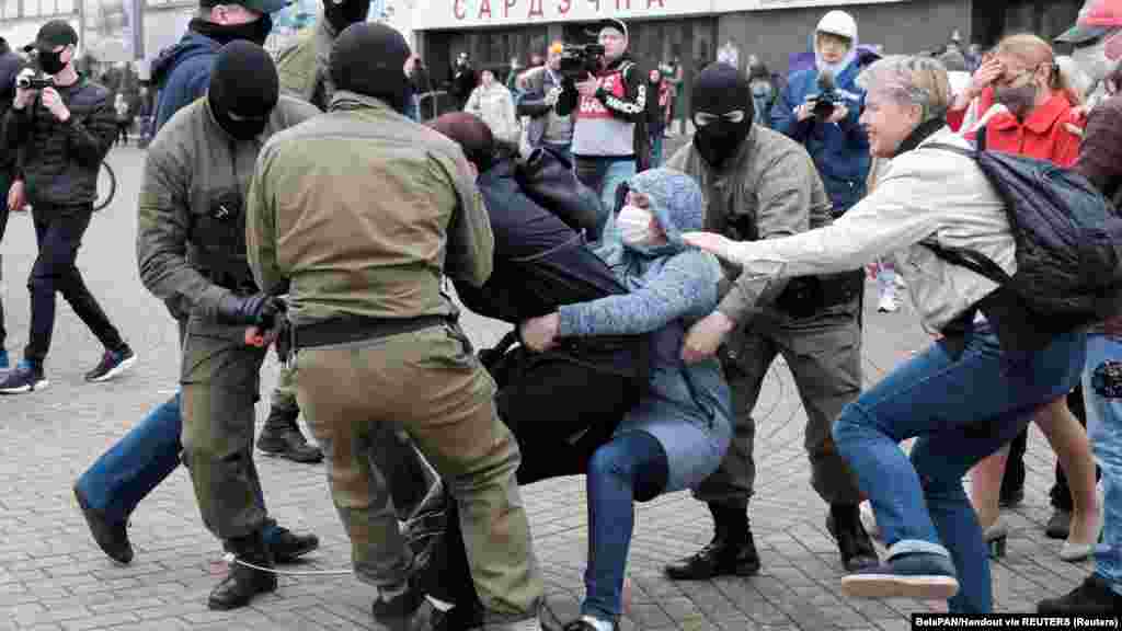 Rendőrök rángatnak egy résztvevőt egy&nbsp;Kalesznyikava támogatására rendezett tüntetésen Minszkben 2020. szeptember 8-án.&nbsp;A testvére szerint Kalesznyikava kritikus állapotban van,&nbsp;mert &bdquo;ilyen körülmények között senki sem tud hosszú ideig életben maradni&rdquo; &ndash; mondta a Reutersnek nemrég adott interjúban