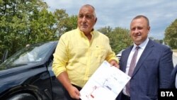 Лидерът на ГЕРБ и депутат Бойко Борисов заедно с министъра на регионалното развитие Иван Иванов от БСП