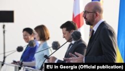 De la stânga la dreapta: președinta Georgiei, Salome Zurabișvili, președinta Moldovei, Maia Sandu, președintele Ucrainei, Volodimir Zelenski, președintele Consiliului European, Charles Michel, la conferința de la Batumi