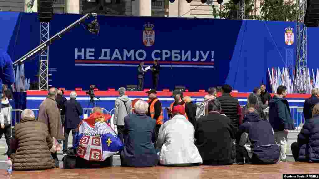 U centru Beograda kod Skupštine Srbije, gde se održava glavni program skupa pristalica vlasti, postavljeni su brojni štandovi i bine, na kojima se održava muzički program.