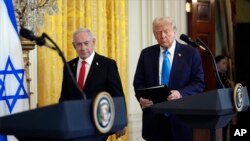 Premierul israelian Beniamin Netanyahu (stânga) a zâmbit cu înțeles în timpul conferinței de presă cu Donald Trump, în care președintele american a propus expulzarea palestinienilor din Gaza și preluarea regiunii de către SUA pentru dezvoltare imobiliară.