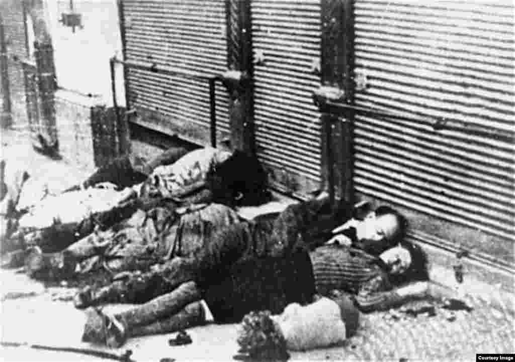 Documentelor oficiale arată că, în doar câteva zile, între 27 și 30 iunie 1941, la Iași au fost uciși 13.266 de evrei, inclusiv copii.&nbsp;&bdquo;Ca urmare a unui ordin &#39;de curăţare a terenului&#39; din 18 iunie, dat de Antonescu, evreii din spaţiul rural din Moldova au fost ori ucişi, ori deportaţi în oraşe sau în lagărul de la Târgu Jiu. În Iaşi, în zilele de 27-29 iunie, autorităţile locale, din armată, poliţie şi prefectură, au emis ordine şi comunicate în care populaţia evreiască era acuzată public şi direct că ajută inamicul, trăgând în trupele române şi germane şi semnalizând ţintele avioanelor sovietice&quot;,&nbsp;spune istoricul Adrian Cioflână pe pagina pogromuldelaiasi.ro.