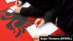 Qytetarët në Prishtinë duke nënshkruar peticionin për ndryshimin e Ligjit për Gjykatën Speciale. 15 dhjetor, 2017