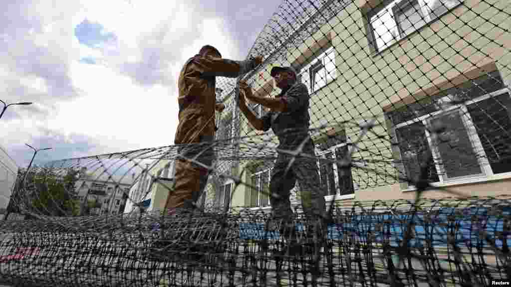 Nemcsak az ostrom alatt álló ukrán városokban, de Oroszország egyes részein, így Belgorodban is hasonló módon próbálnak védekezni a dróntámadások ellen