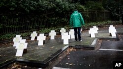 Morminte simbolice de migranți la o demonstrație împotriva politicilor antimigraționiste europene, lângă sediul Parlamentului European din Bruxelles, în timpul „crizei migranților” din 2015. (AP Photo/Valentin Bianchi)