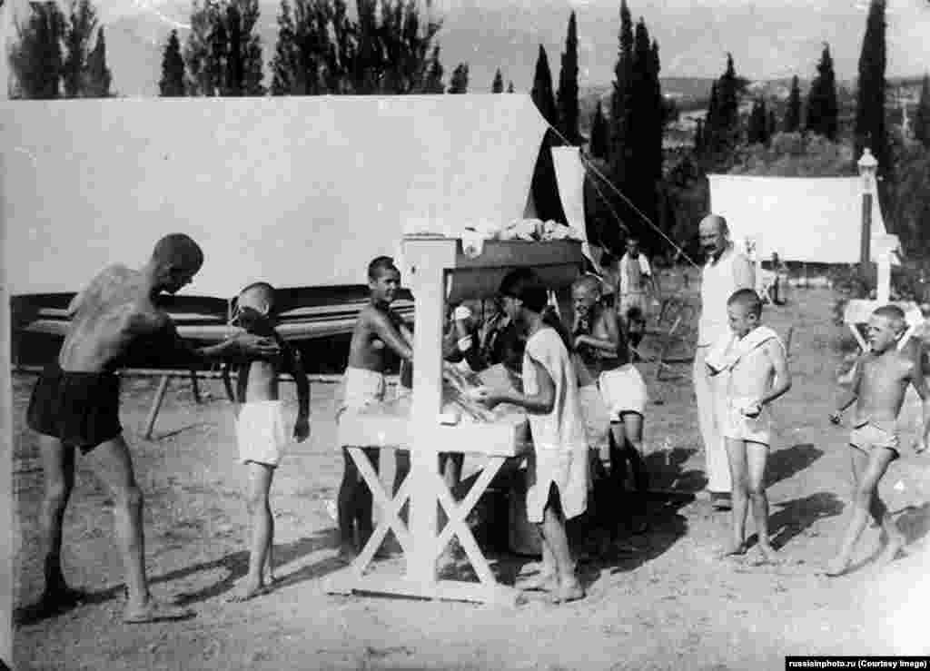 Снимка от първия лагер в Артек, основан през 1925 г. на полуостров Крим, тогава част от Съветска Русия.Тогава лагерът се състои от четири големи палатки, в които са настанявани деца, страдащи от туберкулоза. Целта е била те да прекарват колкото се може повече време на слънце в сухия климат на Крим.