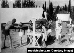 Редкое изображение первого лагеря «Артек» в 1925 году, основанного на Крымском полуострове, который тогда входил в состав советской России