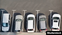 В Україні з 2018 року діють нові правила паркування автомобілів, якими, серед іншого, запроваджена фото- і відеофіксація порушень правил зупинки, стоянки та паркування 