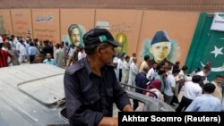 Policija nadgleda izborne materijale pred izbore u Pakistanu u srijedu 25. jula.