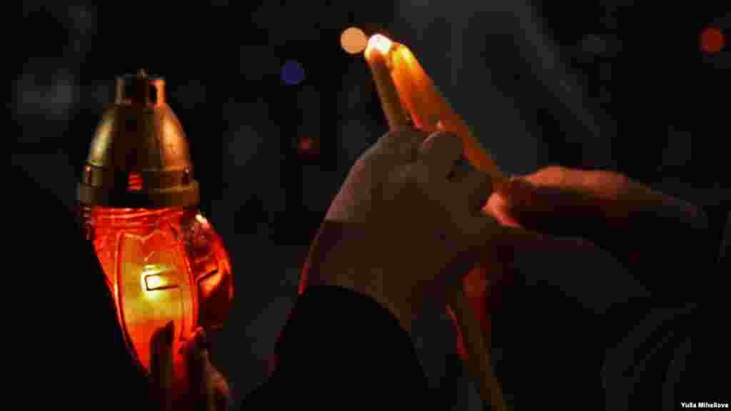 Благодатный огонь доставили из Иерусалима в Кишинев накануне православной Пасхи, 1 мая 2021