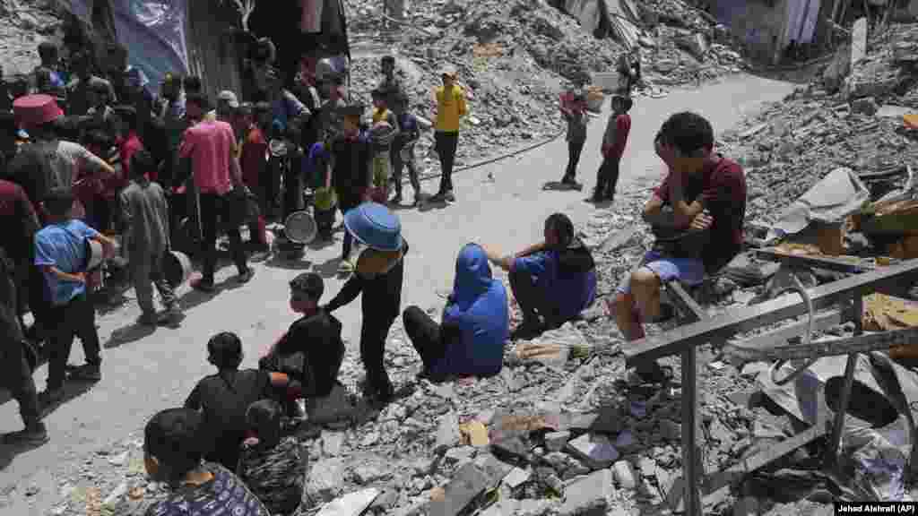 Palestinci su 19. marta stajali u redu da dobiju hranu u zajedničkoj kuhinji u Džabaliji, sjevernom pojasu Gaze.