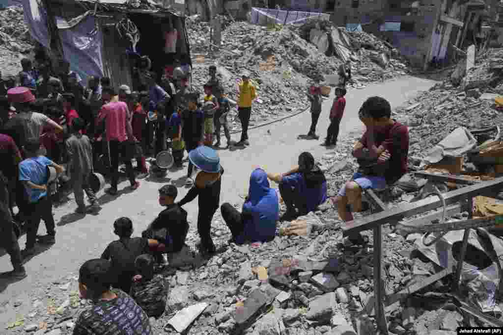 Palestinezë duke u rreshtuar për të marrë ushqim në një kuzhinë komuniteti në Xhabalia, në veri të Rripit të Gazës, më 19 maj.