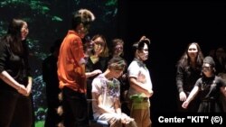 Актеры инклюзивного детского театра центра «КИТ» в спектакле «Книга джунглей». Астана, июнь 2018 года.