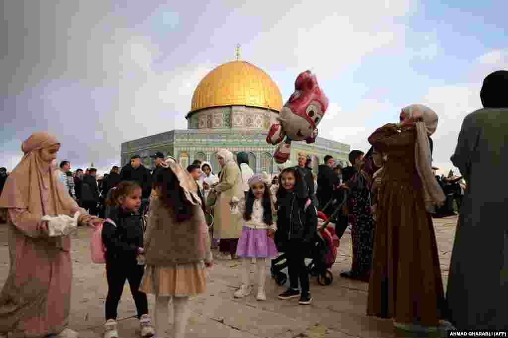 Hiljade palestinskih vernika namaz su obavile i u Al-Aksi u Jerusalimu.