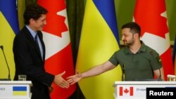 Premierul canadian Justin Trudeau și președintele Ucrainei Volodimir Zelenski își strâng mâna în timpul conferinței de presă de la Kiev, 10 iunie 2023