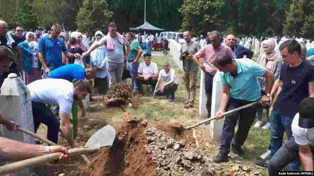 Ukop 19 žrtava srebreničkog genocida.&nbsp;