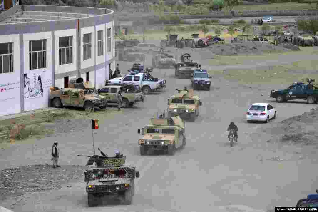 Druge fotografije prikazuju nekoliko oklopnih vozila kako se kreću dolinom sjeveroistočno od Kabula.