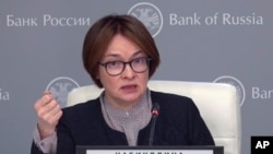 Директорката на Руската централна банка Елвира Набиулина дава брифинг след заседание на управителния съвет, на което финансовият регулатор повиши основния лихвен процент до 21%, 25 октомври 2024 г.