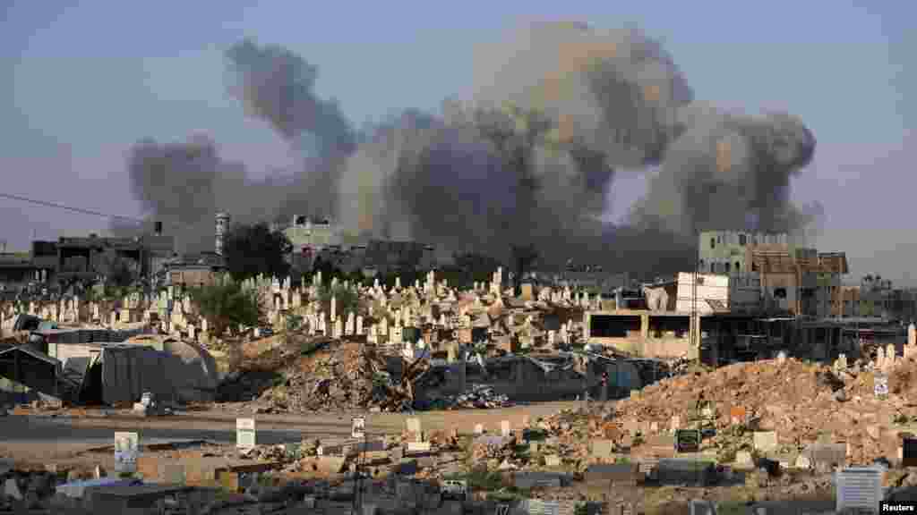 Az izraeli hadsereg vasárnap kiterjesztette szárazföldi műveleteit Gáza városában és környékén, tankokat küldött a lakóövezetekbe és légitámadásokat indított