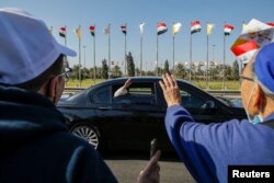 Papa Franja maše iz svoga automobila po dolasku u Bagdad, 5. mart 2021.