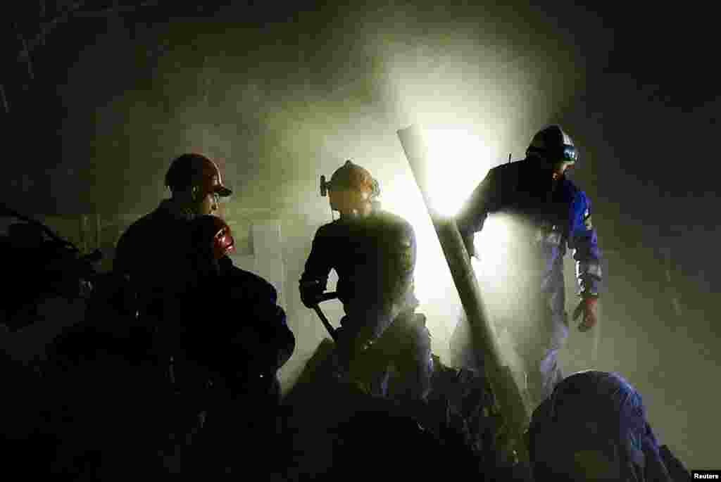 Спасувачи ги расчистуваат урнатините барајќи станари во зграда во Киев погодена од руска балистичка ракета