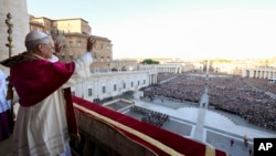 Papa Leon al XIV-lea, salutând mulțimea din Piața Sfântul Petru de la Vatican, 8 mai 2025