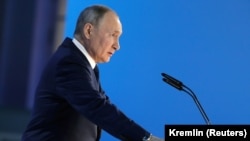 Vlagyimir Putyin az orosz parlament két házához intézett évértékelő beszéde közben, 2021. április 21-én.