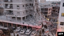 Pasojat e një sulmi nga një raketë iraniane në qytetin izraelit Bat Yam, në jug të Tel Avivit, në orët e para të mëngjesit të 15 qershorit 2025.