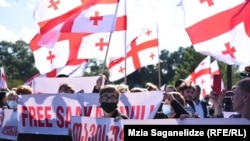 „Saakașvili eliberat!", protest în apropiere de închisoarea near Rustavi, 4 octombrie 2021.