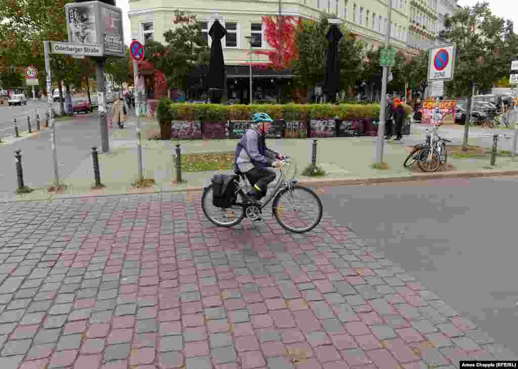 Ljudi prolaze kroz proboj u zidu 11. novembra nakon što je istočnonjemačkim vojnicima naređeno da se povuku, čime je zapravo prekinuta fizička podjela između Istočnog i Zapadnog Berlina.