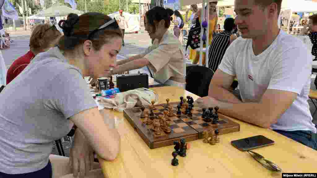 Okupljeni na protestu vreme provode i igrajući šah.