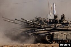 Soldați israelieni pe tancuri, la granița dintre Israel și Gaza, pe 26 august 2025.