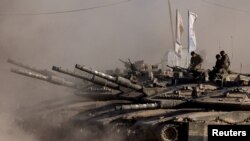 Soldați israelieni pe tancuri, la granița dintre Israel și Gaza, pe 26 august 2025.