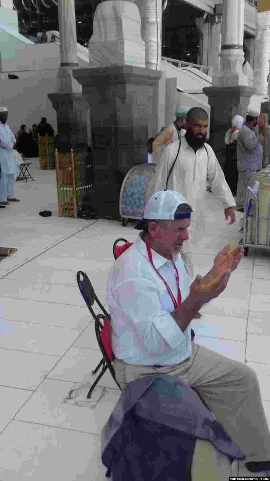 Пожилые и нездоровые паломники в главной мечети могут молиться сидя на стульях