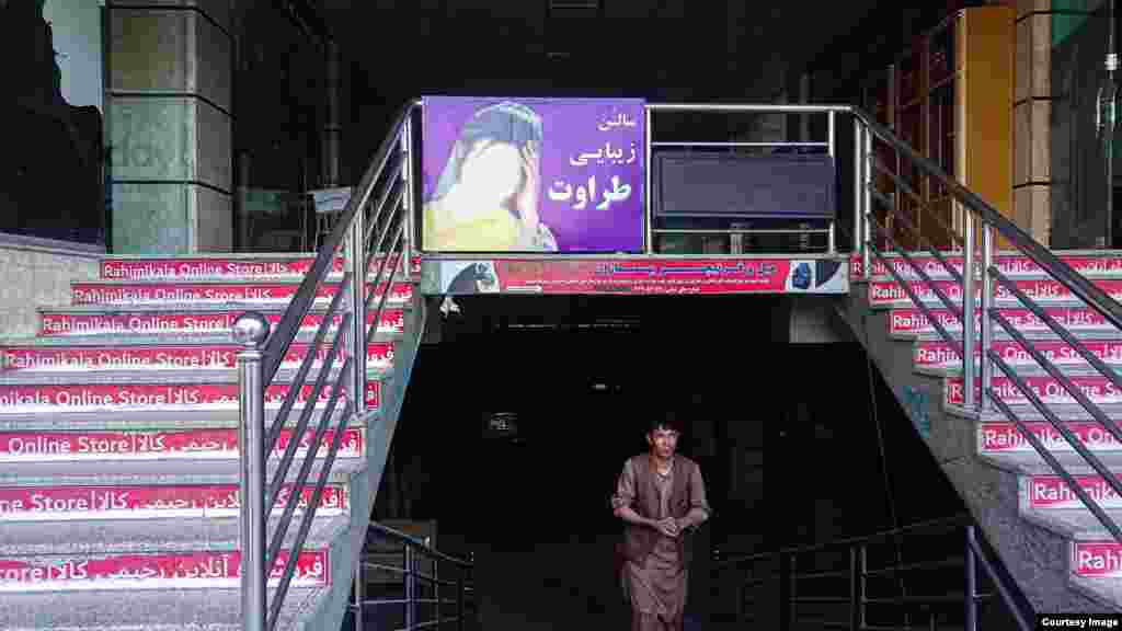 Префарбано лице на жена на влезот во трговски центар &nbsp; &nbsp;