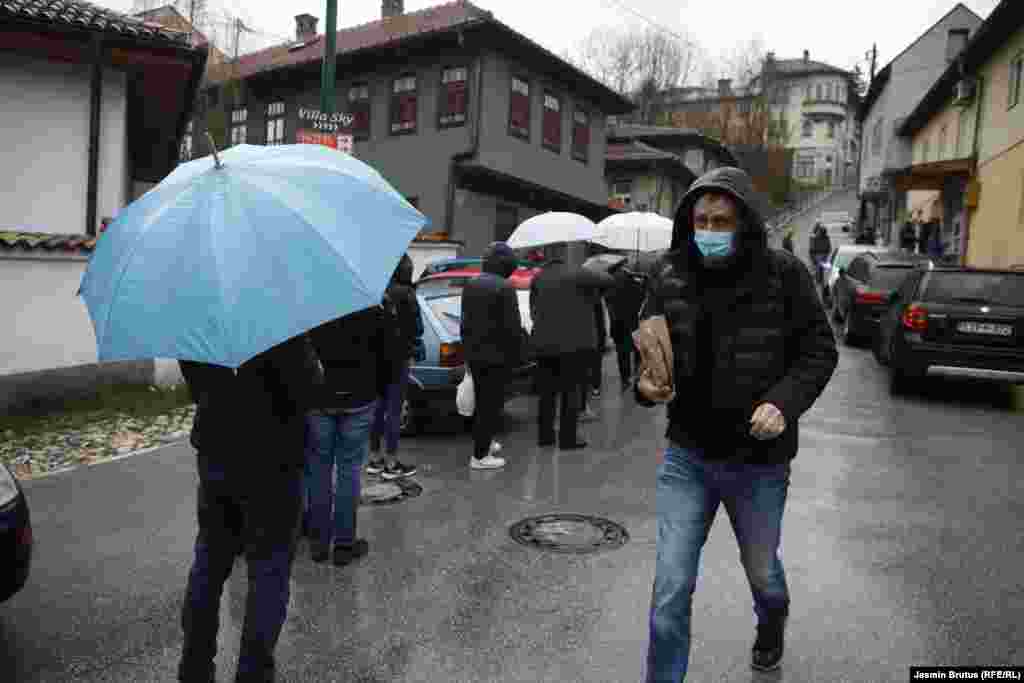 Ramazanski somuni se od &quot;neramazanskih&quot; razlikuju samo po sjemenu ćurukot kojim majstori posipaju ove tanke hljepčiće.