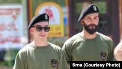 Članovi delegacije koji su nosili majicu i oznaku 65. zaštitnog motorizovanog puka Glavnog štaba Vojske Republike Srpske, koja je optužena za sudjelovanje u genocidu u Srebrenici, 3. maja 2025.