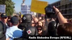 Policijska intervencija na protestu novinara zbog zatvorske kazne novinaru Kežarovskom, Skoplje, oktobar 2013.