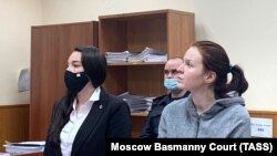 Кира Јармиш (десно), портпаролка на опозицискиот политичар Алексеј Навални, присуствува на судско рочиште во Москва, 1 февруари 2021 година