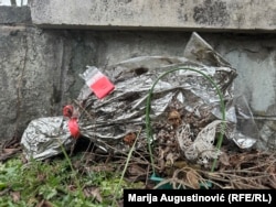 Buket ispred spomenika u memorijalnom kompleksu, 30. januar 2025.