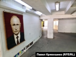 Портрет Путина в подземном переходе от ЦУМа к площади Ленина в Симферополе, август 2025 года