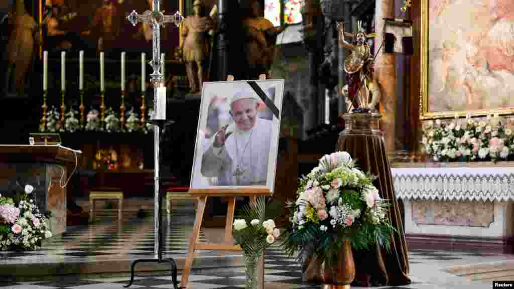  Portret pape Franje postavljen je u Katedrali Svetog Stefana nakon njegove smrti, u Beču.